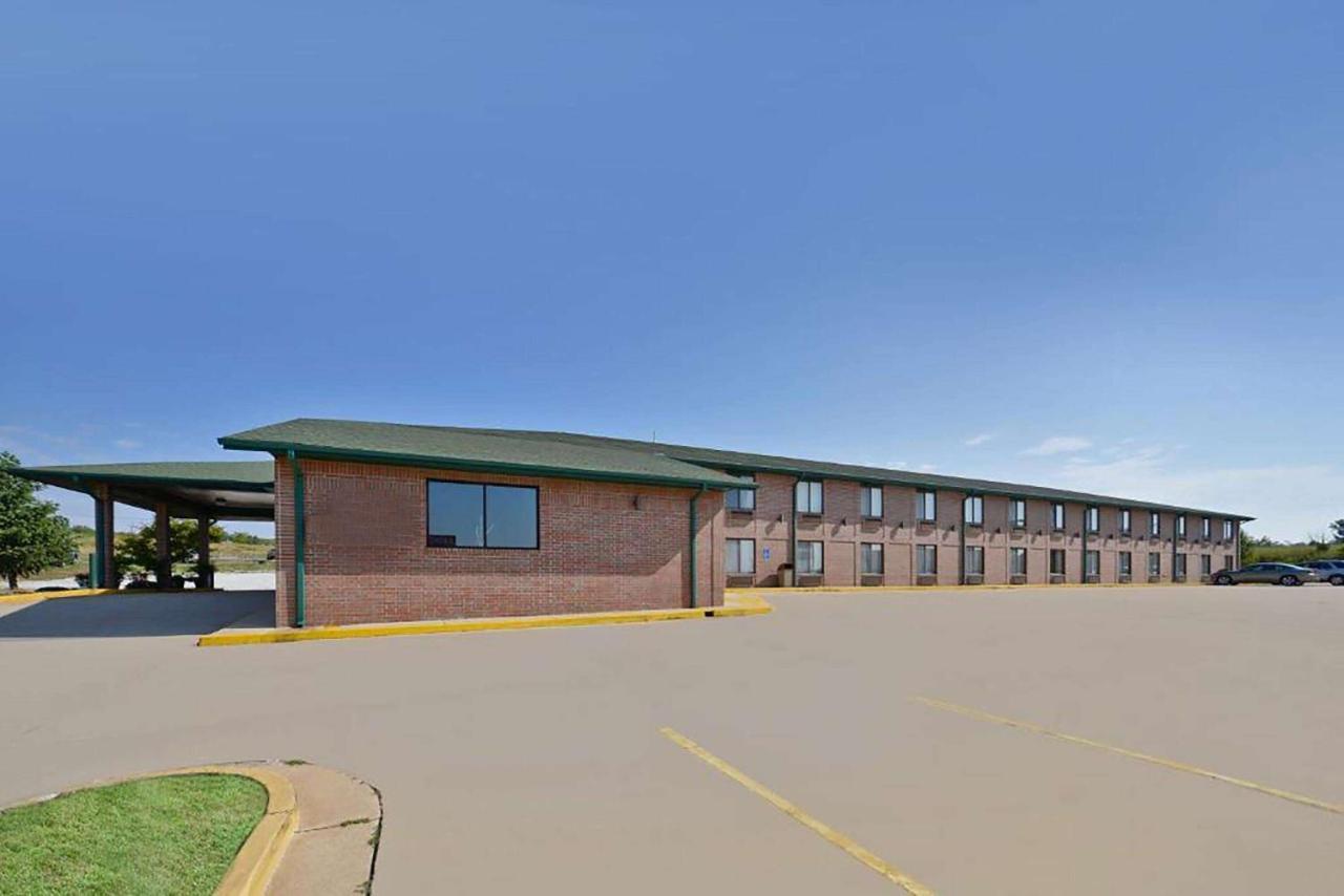 Days Inn By Wyndham Ozark Springfield Bagian luar foto