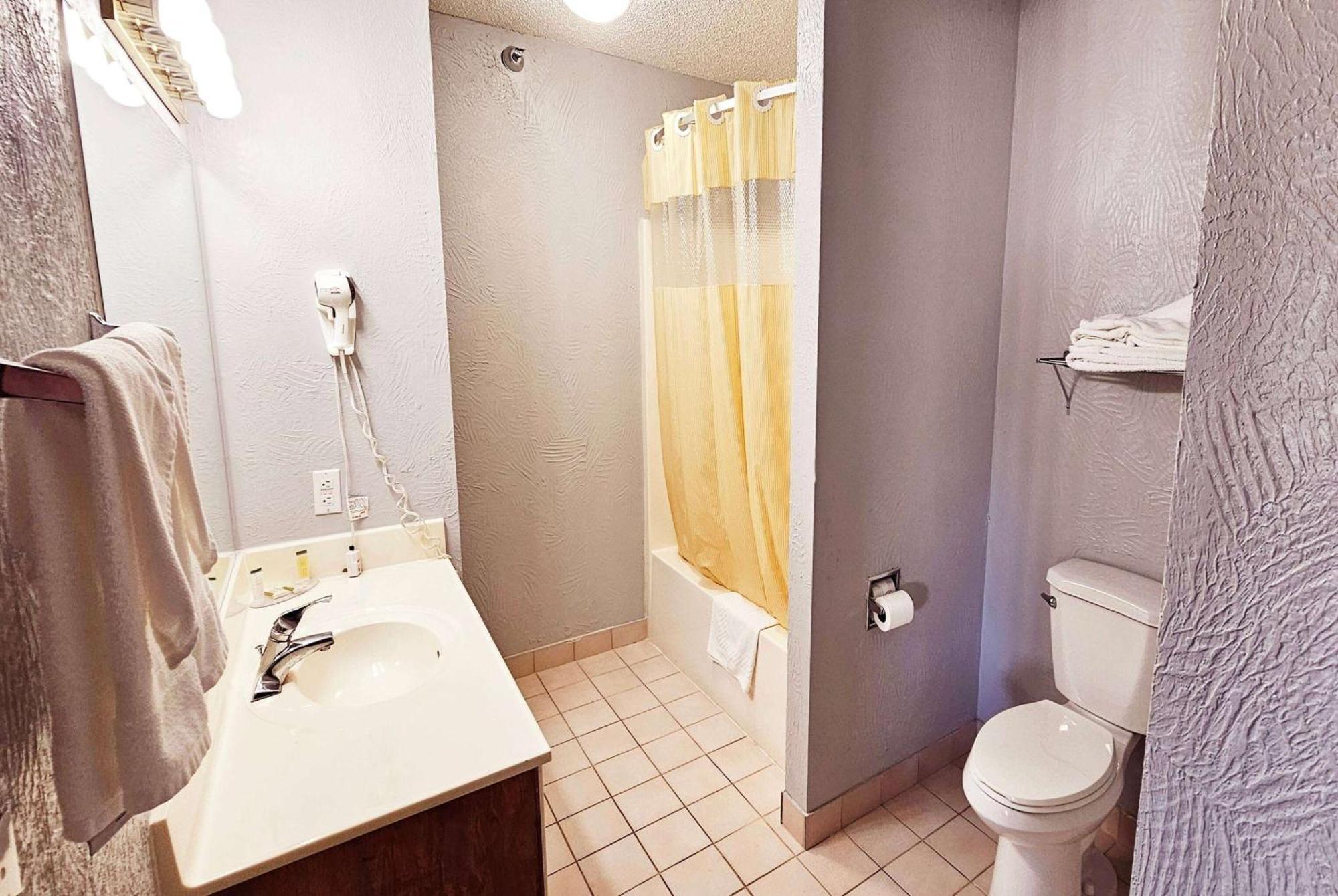 Days Inn By Wyndham Ozark Springfield Bagian luar foto